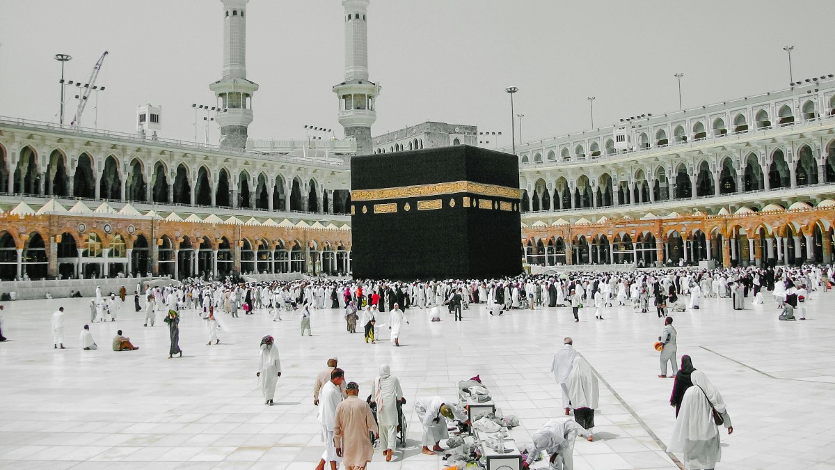 Umrah: Pakai Visa Umrah atau Visa Turis Arab Saudi?